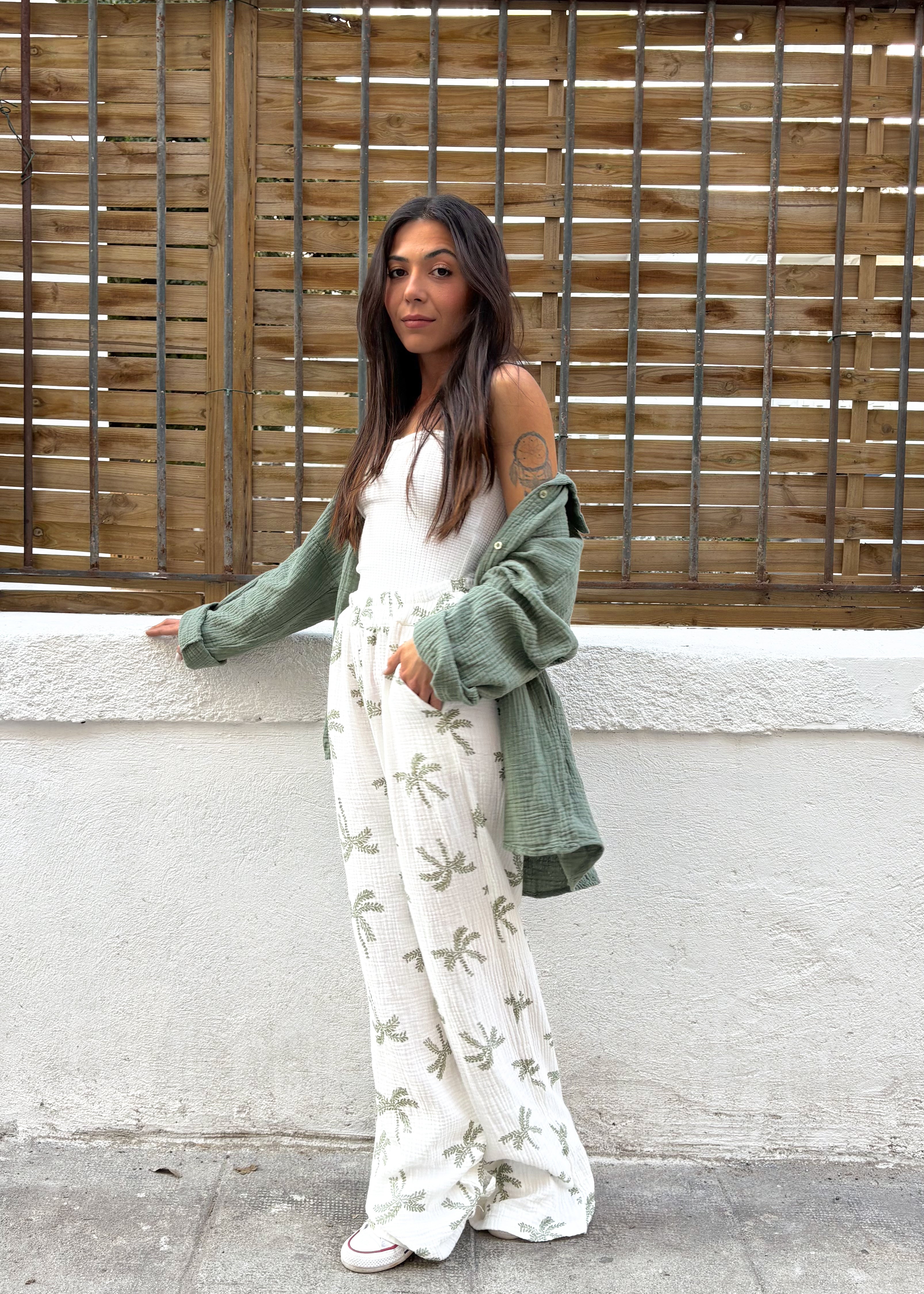 Look estival avec le Pantalon Cléo en gaze de coton motif palmier